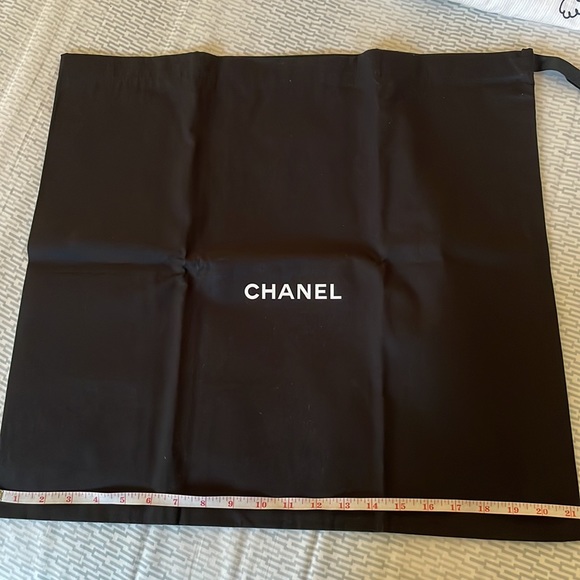 Authentic Chanel black dust bag 20 x 21 and cleaning cloth packet - Picture 3 of 9
